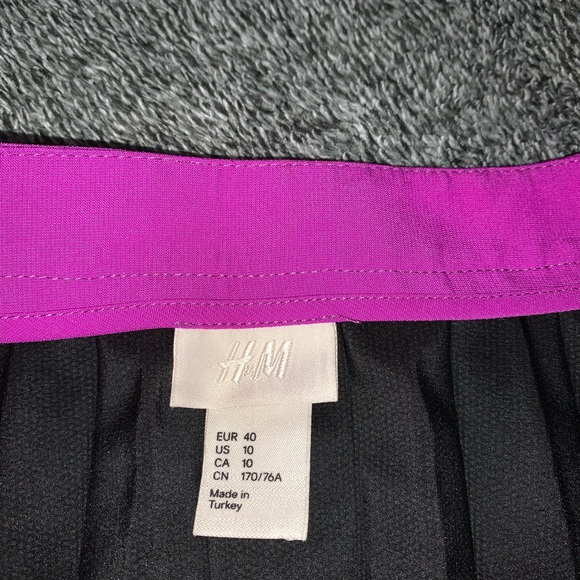 Barbie H&M Pleated Skirt - Picture 2 of 2